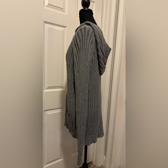 Sonoma Gray V-Neck Sweater with Cable Knit Pattern - Picture 10 of 13